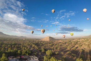 Ciudad de México: Vuelo en Globo + Desayuno + Guía en Pirámides