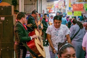 Mexico City: Market and Beyond Walking Tour with Tastings