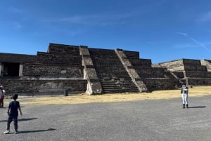 Mexico City: Private Teotihuacan and La gruta Half Day Tour