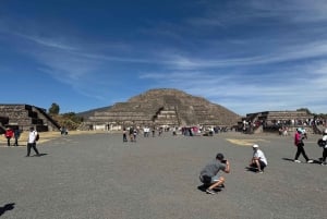 Mexico City: Private Teotihuacan and La gruta Half Day Tour