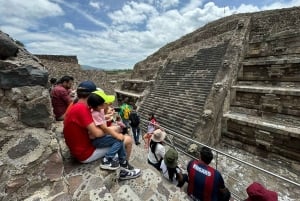 Mexico City: Private Teotihuacan and La gruta Half Day Tour