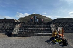 Mexico City: Private Teotihuacan and La gruta Half Day Tour