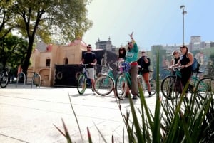 Mexico City: Street Art Bike Tour with Snack