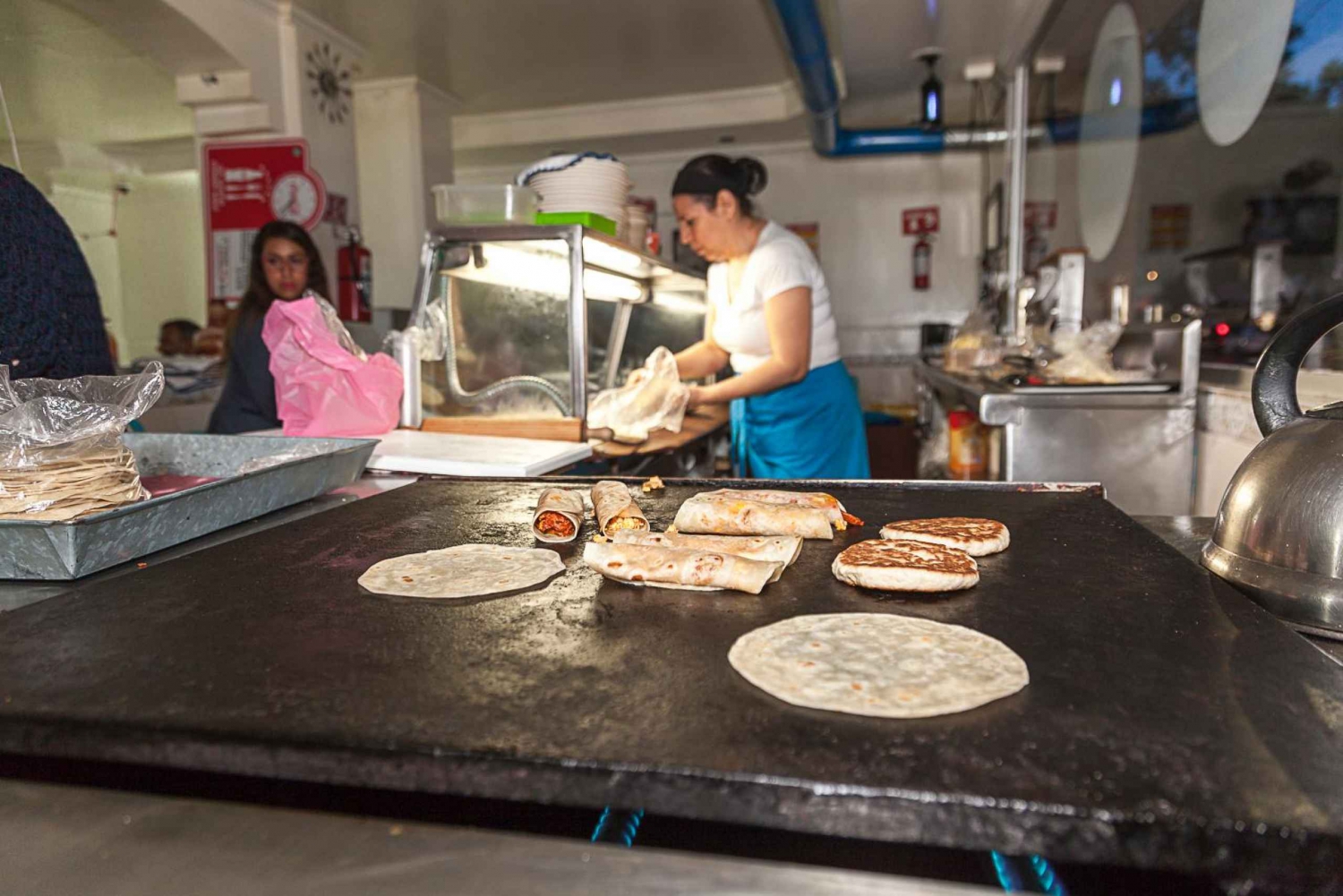 Mexico City: Tacos & Mezcal Night Food Tour