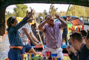 Xochimilco: Degustación de tequila (ilimitado) y fiesta cultural en bote