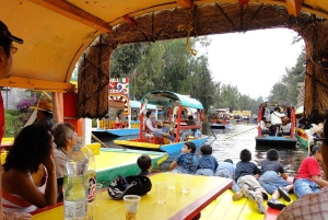 CDMX: Fiesta en Trajinera con Bebidas, Música y Snacks Mexicanos