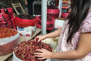 México: Clase de elaboración de salsa en un mercado con un chef