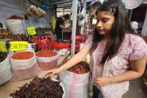 México: Clase de elaboración de salsa en un mercado con un chef