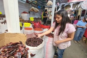 México: Clase de elaboración de salsa en un mercado con un chef