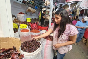 México: Clase de elaboración de salsa en un mercado con un chef