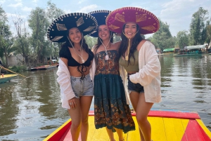 Mexico City: Xochimilco Boat Tour with Meal and Drinks