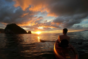 Mismaloya: Los Arcos Aguas Bioluminiscentes Excursión en Kayak y Cuevas