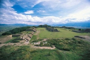 Oaxaca de Juarez: Monte Alban Trip with Transportation