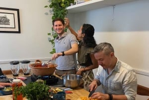 Muchos moles: Clase de cocina y festín de mole multivarietal