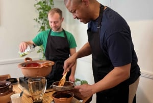 Muchos moles: Clase de cocina y festín de mole multivarietal