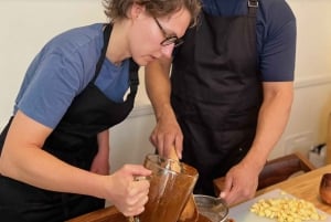 Muchos moles: Clase de cocina y festín de mole multivarietal