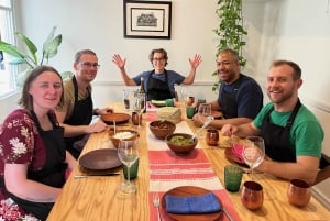 Muchos moles: Clase de cocina y festín de mole multivarietal