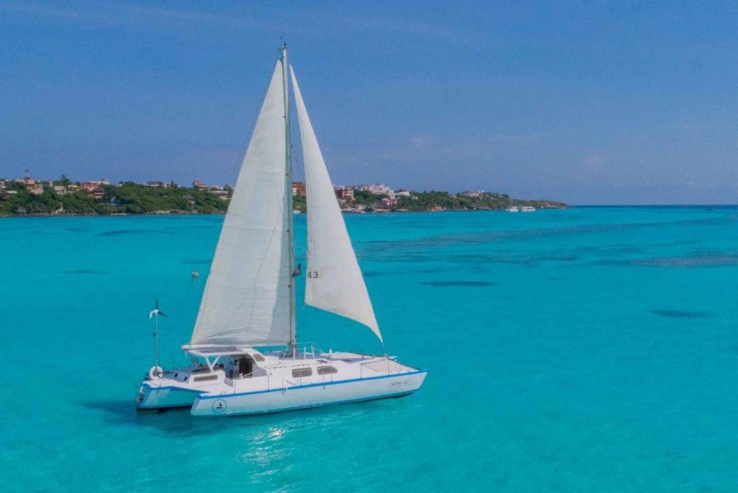 Desde Cancún: Excursión en Catamarán a Isla Mujeres con Comida y Barra Libre