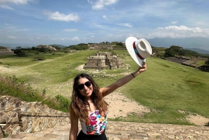 Oaxaca: Monte Albán, Hierve el agua, Mezcal y Teotitlán