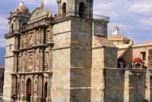 Oaxaca: Private City Tour with Local Food Buffet