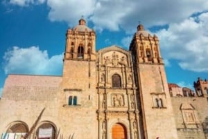 Oaxaca: Private City Tour with Local Food Buffet