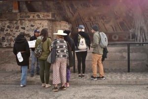 Teotihuacan Pyramids complete without shops or restaurants