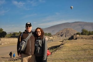 Teotihuacan Pyramids complete without shops or restaurants