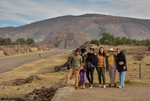 Pirámides de Teotihuacan completas sin tiendas ni restaurantes