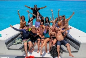 Catamarán Privado- Isla Mujeres - Snorkel en el Arrecife y Barra Libre