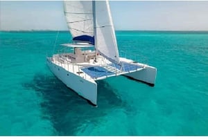 Private catamaran to Isla Mujeres (lunch+transportation)