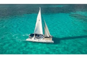 Private catamaran to Isla Mujeres (lunch+transportation)