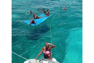 Private catamaran to Isla Mujeres (lunch+transportation)