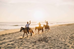 Puerto Escondido: Sunset Horse Riding Tour