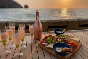 Puerto Vallarta: Sunset Cruise Aboard a Private Yacht