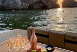 Puerto Vallarta: Crucero al atardecer a bordo de un yate privado