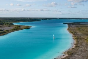 Sailboat tour in the seven colors lagoon of Bacalar