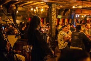 Espectáculo en Barco Pirata: Música en directo, cena, barra libre y más