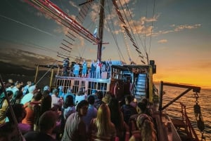 Espectáculo en Barco Pirata: Música en directo, cena, barra libre y más