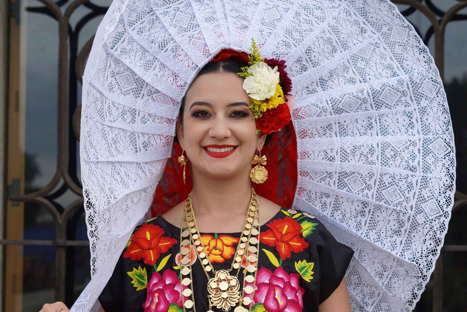 Show off your beauty wearing a typical Oaxacan costume + photo session