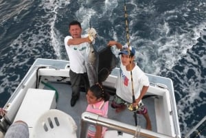 Pesca deportiva abordó de yate de lujo en puerto vallarta