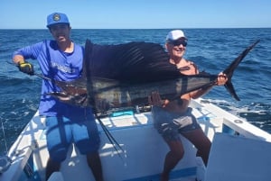 Pesca deportiva abordó de yate de lujo en puerto vallarta