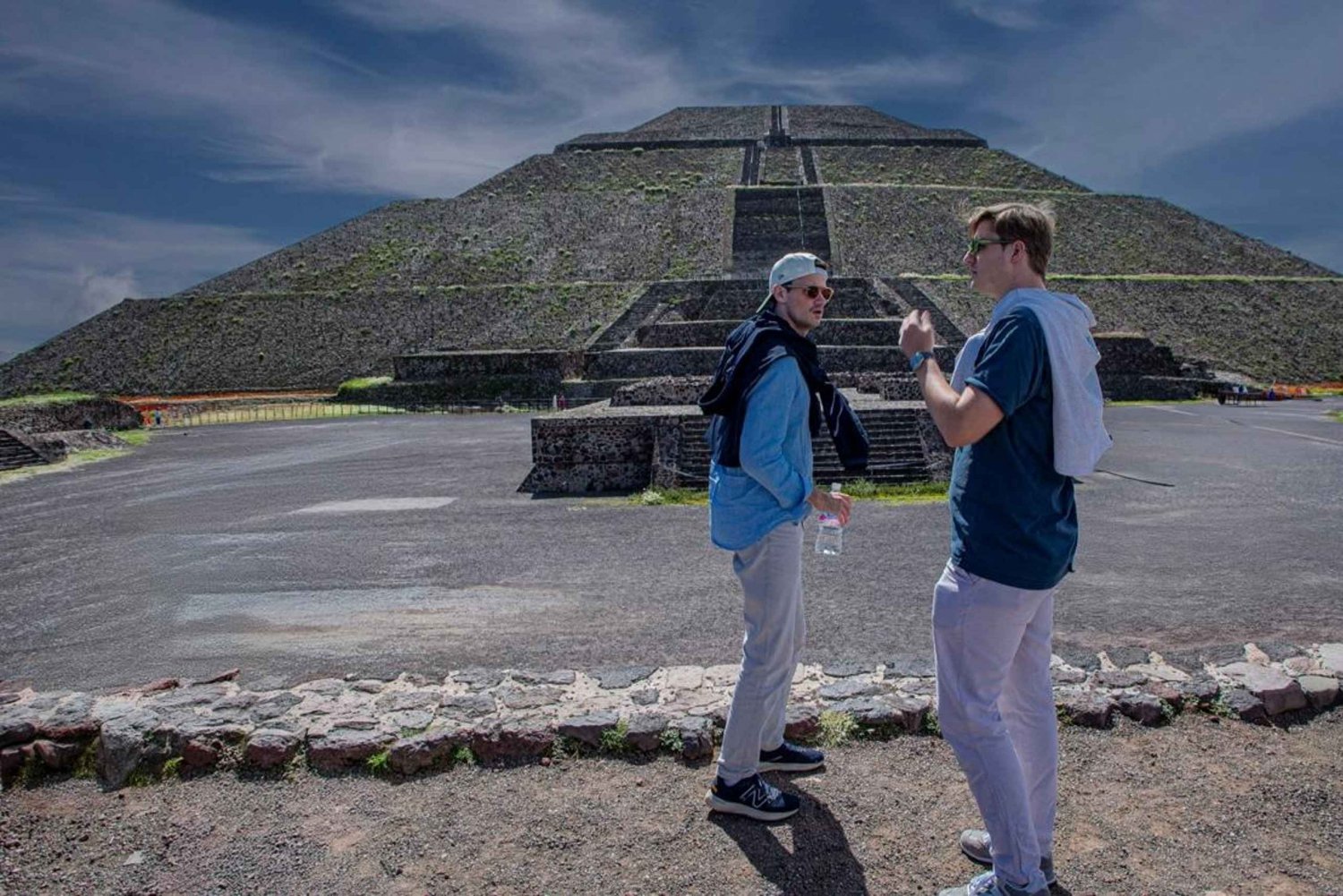 Teotihuacan: Guided tour in archaeological site from CDMX + Lunch in Cave