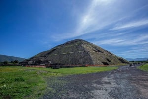 Teotihuacan: Tour guiado en zona arqueológica desde CDMX + Comida en Cueva