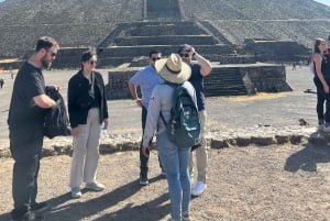 Teotihuacán: Guided tour of the Pyramids + Breakfast in Cave