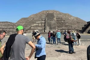 Teotihuacán: Guided tour of the Pyramids + Breakfast in Cave