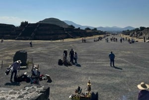 Teotihuacán: Guided tour of the Pyramids + Breakfast in Cave