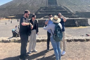 Teotihuacán: Guided tour of the Pyramids + Breakfast in Cave