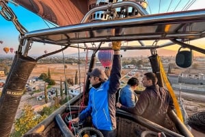 Teotihuacan: vuelo privado en globo con traslado opcional.