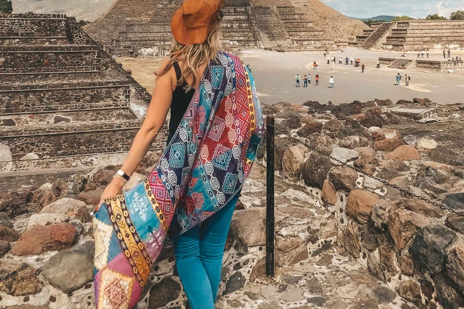 Safari a Teotihuacan: Ruinas Antiguas e Interacción con Animales