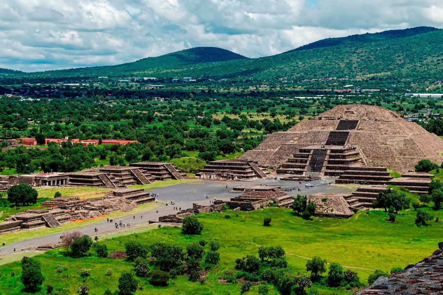 Teotihuacan: Excursión con Transporte + Cueva Restaurante +Basílica